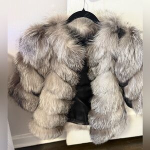 Luxurious REAL FOX FUR - Gray and black leather trim
Siz: XS or Small